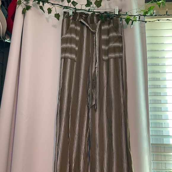 Green, black and white flowy pants with pockets - Picture 2 of 2